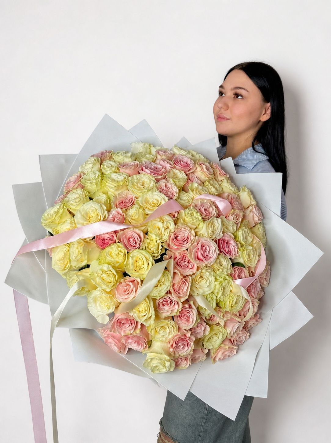 101 из розовых и белых роз