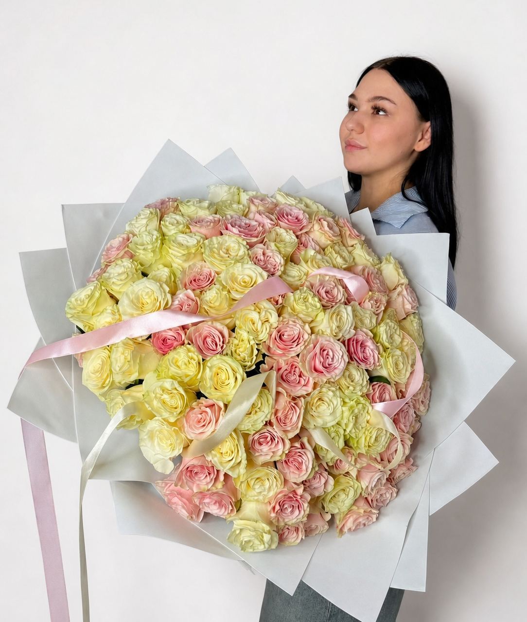101 из розовых и белых роз