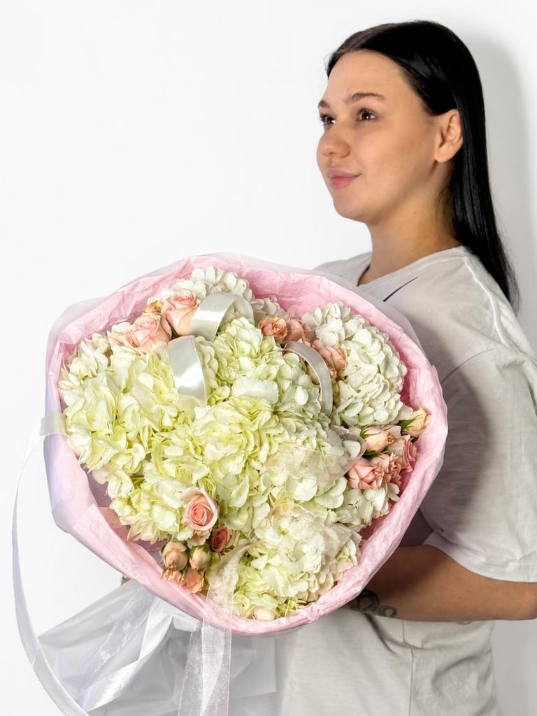 Букет из гортензий и кустовых роз