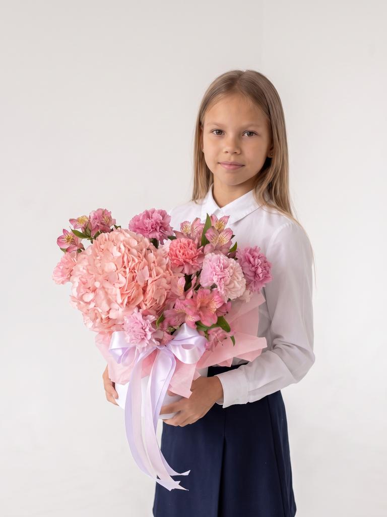 Композиция с гортензией, диантусами и альстромерией