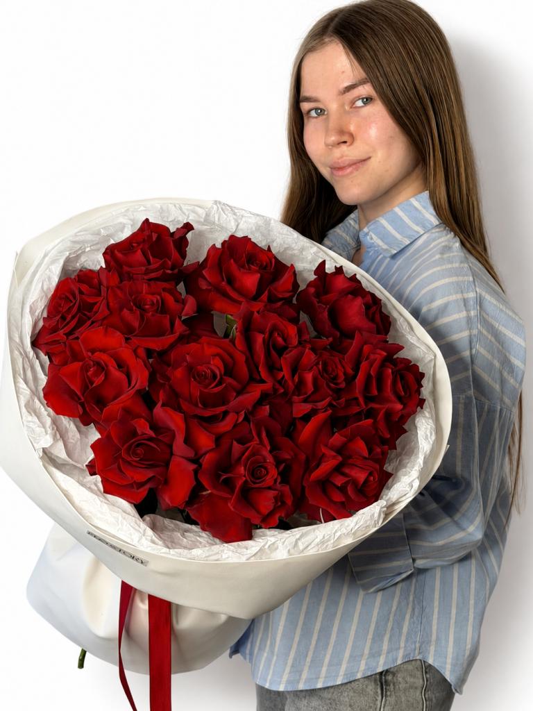 Букет из 13 красных французских роз